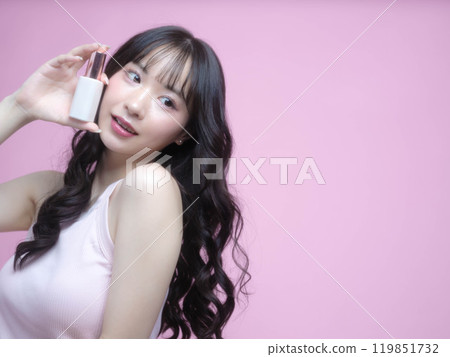 一個女人用化妝品化妝 119851732