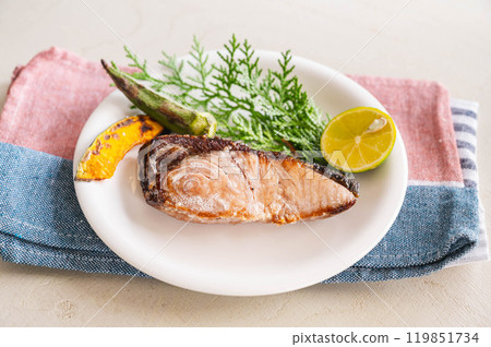 Salt-grilled wild yellowtail from Hokkaido 119851734