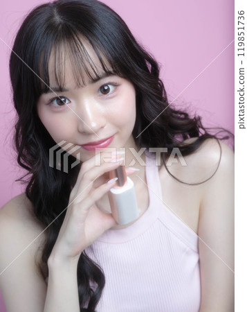 一個女人用化妝品化妝 119851736