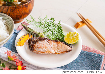 Salt-grilled wild yellowtail from Hokkaido 119851737