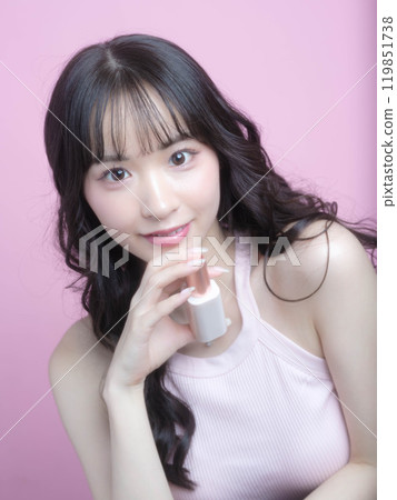 一個女人用化妝品化妝 119851738