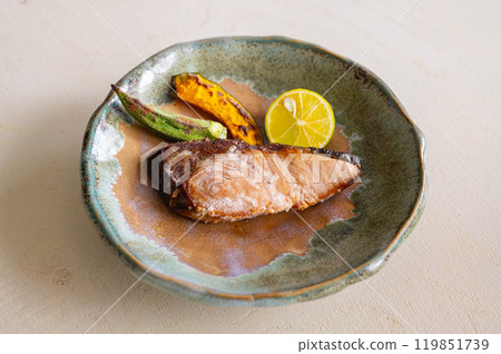 Japanese food: Salt-grilled yellowtail 119851739