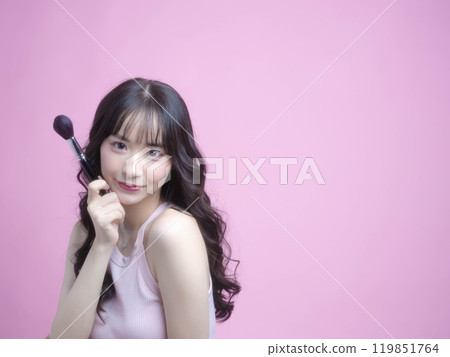 一個女人用化妝品化妝 一個女人用化妝品化妝 119851764