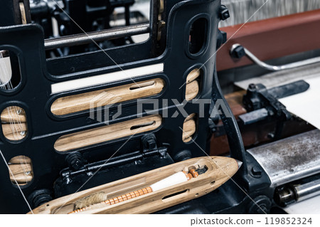 Old traditional hand-operated shuttle loom and associated parts Old traditional hand-operated shuttle loom and associated parts 119852324