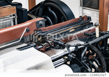 Old traditional hand-operated shuttle loom and associated parts Old traditional hand-operated shuttle loom and associated parts 119852327