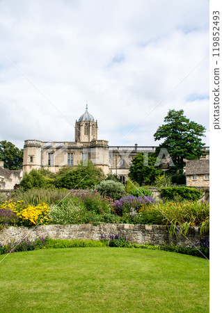 Historic brick and stone buildings with well-maintained lawns and flowerbeds at Christ Church, Oxford Historic brick and stone buildings with well-maintained lawns and flowerbeds at Christ Church, Oxford 119852493