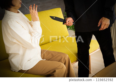 老婦人害怕持刀的強盜 老婦人害怕持刀的強盜 119852592