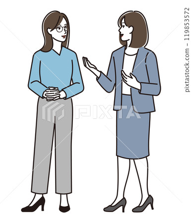 兩個女人站著說話 兩個女人站著說話 119853572