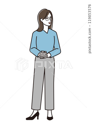 交叉雙臂微笑的女商人 119853576