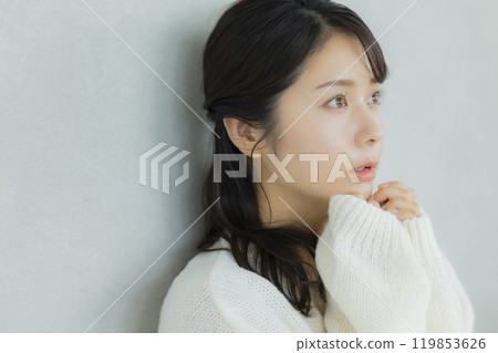 白色針織衫的女人 白色針織衫的女人 119853626