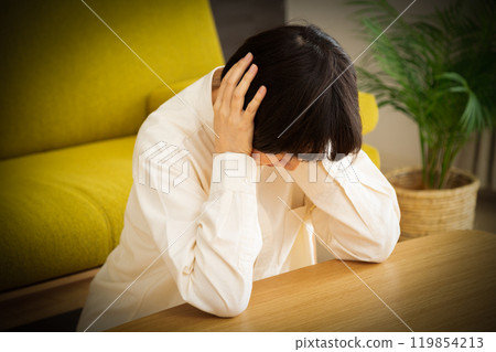 Middle-aged to senior women holding their ears Middle-aged to senior women holding their ears 119854213