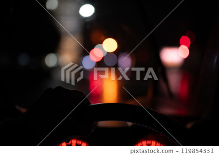 雨夜開車的男人的手 119854331