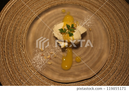 Mango mousse 119855171