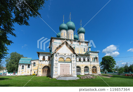The Resurrection Cathedral in the city of Tutaev on the banks of the Volga River 119857364