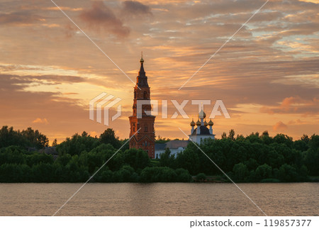The Church of the Nativity in the village of Priluki, Yaroslavl region, on the banks of the Volga River at sunset 119857377