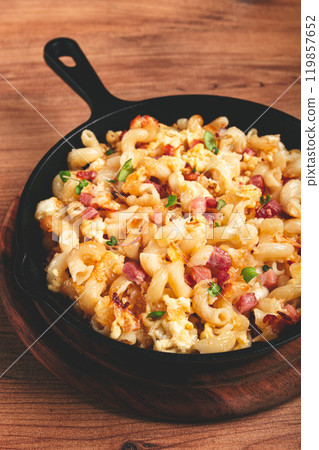 macaroni with cheese and bacon, baked, homemade, no people, 119857652