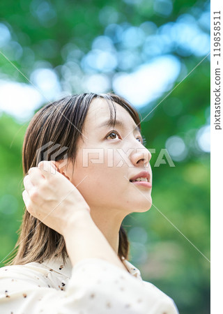 一位年輕女子在綠色空間中放鬆的肖像 119858511