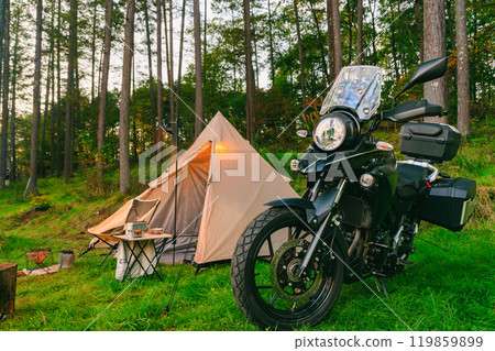 騎自行車前往森林露營之旅 119859899