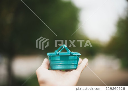拿著小購物車的人的手 拿著小購物車的人的手 119860626