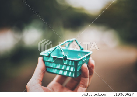 拿著小購物車的人的手 拿著小購物車的人的手 119860627