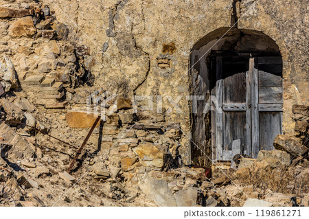 The abandoned village of Craco in Basilicata, Italy 119861271