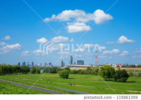 View of the residential area of Kawaguchi Motogo from the banks of the Arakawa River. White clouds in the blue sky. 119861309