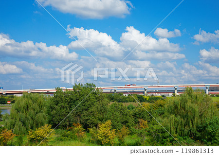向首都高速葛飾川口線眺望，荒川河邊的藍天鋪展開來。 119861313