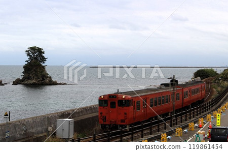 富山縣高岡市雨晴海岸的柴油車Kiha 47 119861454