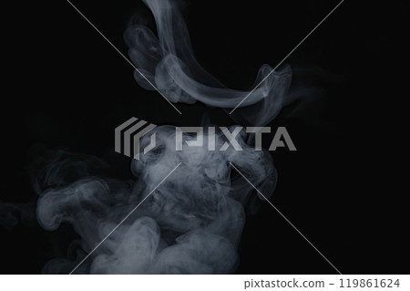 黑色背景中風中流動的煙霧和蒸汽 119861624