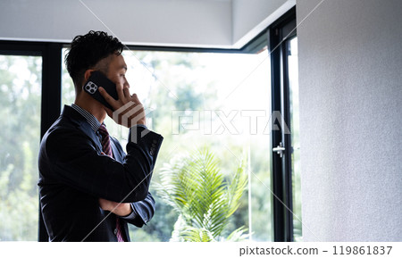 商人在室內打電話 119861837
