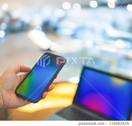 拿著智能手機的男性手 119862639