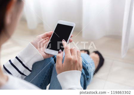 操作智能手機的女人 操作智能手機的女人 119863302