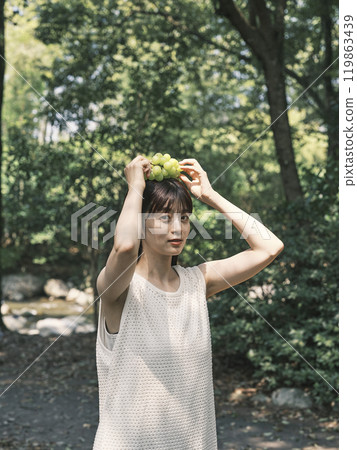 葡萄的女人 119863439