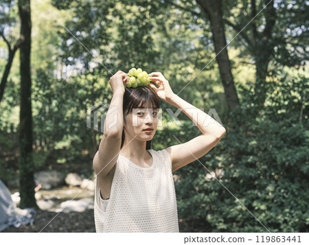 葡萄的女人 119863441