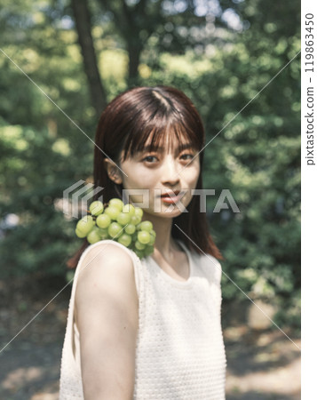 葡萄的女人 119863450