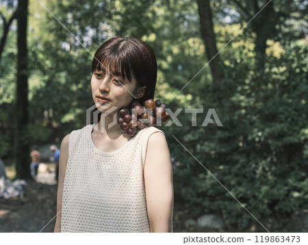 葡萄的女人 119863473