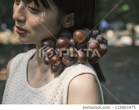 葡萄的女人 119863475