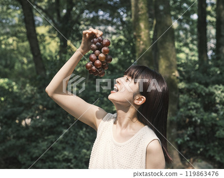 葡萄的女人 119863476