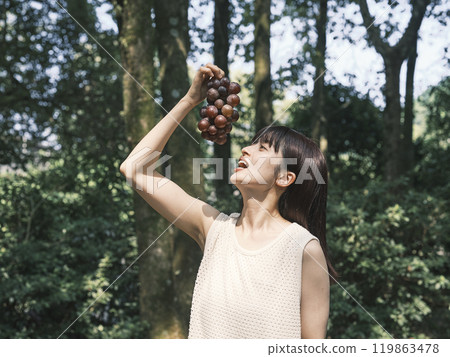 葡萄的女人 119863478