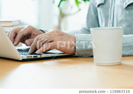 操作個人計算機的男性手 119863510