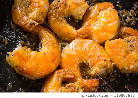 大蒜蝦在煎鍋中烹飪 119863658