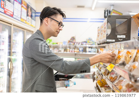 A man shopping at a convenience store 119863977