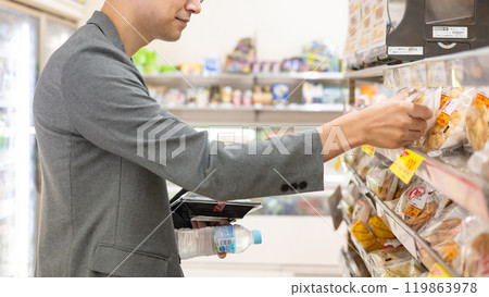 一名男子在便利商店購物 119863978