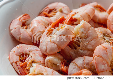 Boiled king prawns in a deep bowl with lemon Boiled king prawns in a deep bowl with lemon 119864002