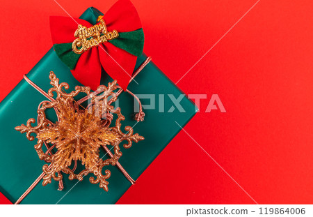 A gift box with a star decoration and the inscription Merry Christmas 119864006