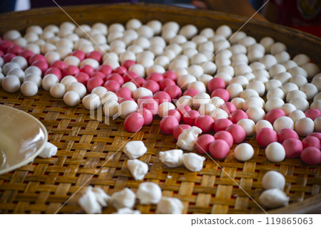 節慶的傳統活動 : 搓湯圓 節慶的傳統活動 : 搓湯圓 119865063