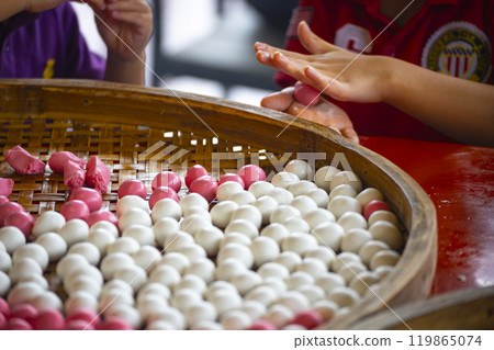 Traditional festival activities: making glutinous rice balls 119865074