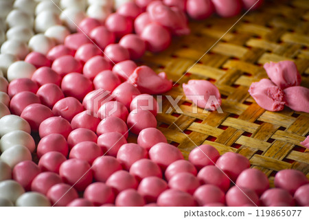 Traditional festival activities: making glutinous rice balls 119865077