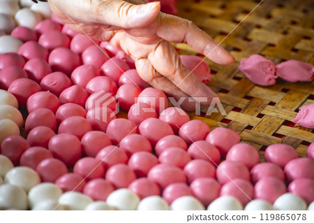 Traditional festival activities: making glutinous rice balls Traditional festival activities: making glutinous rice balls 119865078