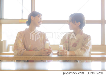 年輕女性洗完澡後放鬆 119865291